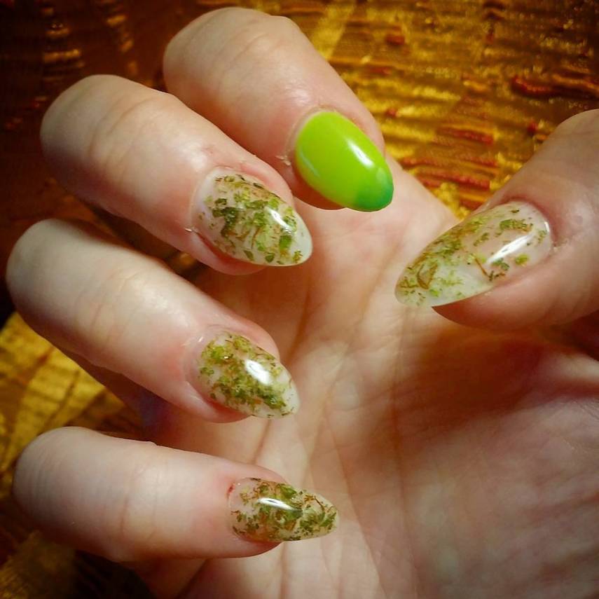 Essa promete ser a tendência mais chapada de nail art dos últimos tempos. Basta procurar #weednails no Instagram para ver o sucesso dessa vibe legalize!