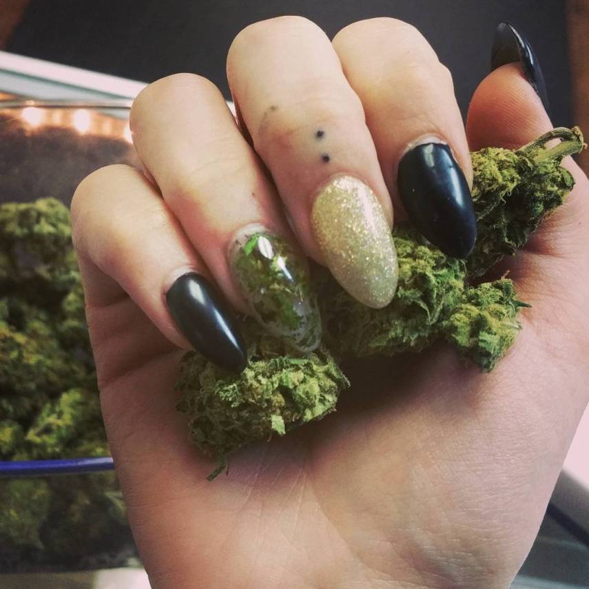 Essa promete ser a tendência mais chapada de nail art dos últimos tempos. Basta procurar #weednails no Instagram para ver o sucesso dessa vibe legalize!