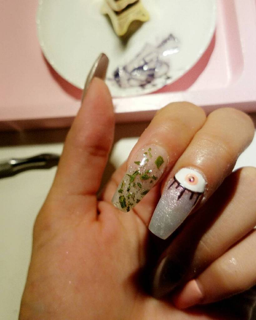 Essa promete ser a tendência mais chapada de nail art dos últimos tempos. Basta procurar #weednails no Instagram para ver o sucesso dessa vibe legalize!