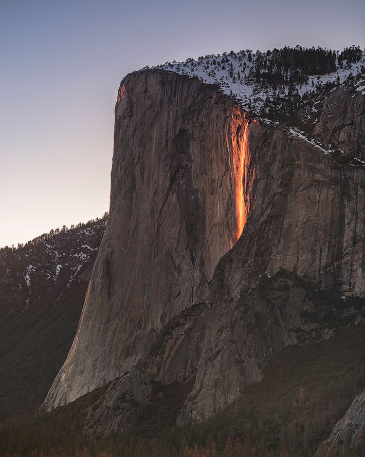 Fenômeno dura poucos minutos, apesar de inesquecível. Em fevereiro, essa queda d'água em Yosemite se assemelha a lava vulcânica. Incrível demais!