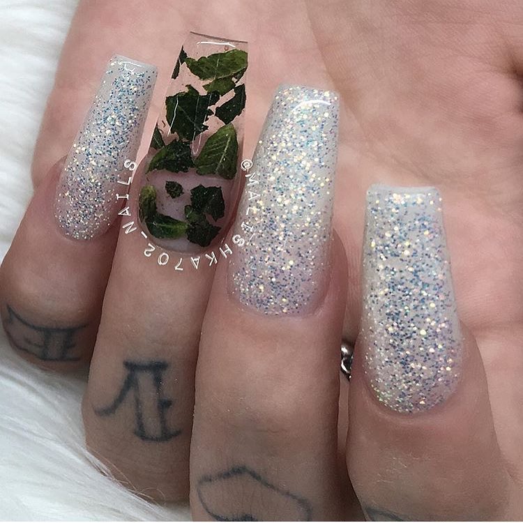 Essa promete ser a tendência mais chapada de nail art dos últimos tempos. Basta procurar #weednails no Instagram para ver o sucesso dessa vibe legalize!