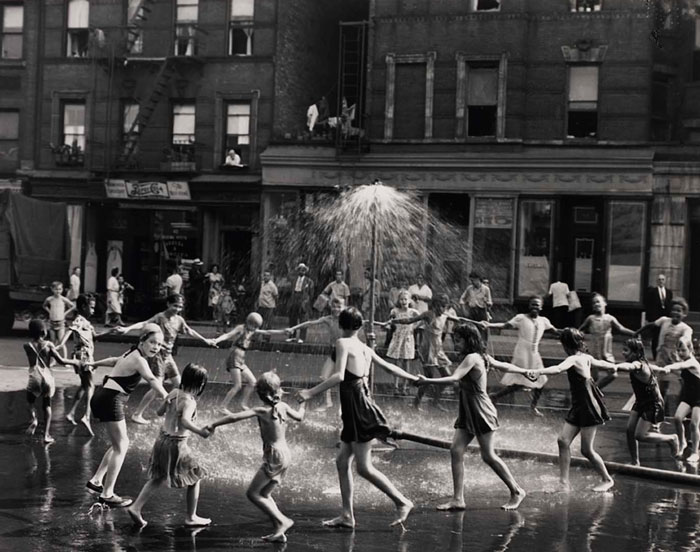 Crianças brincam na rua em Nova York, 1964