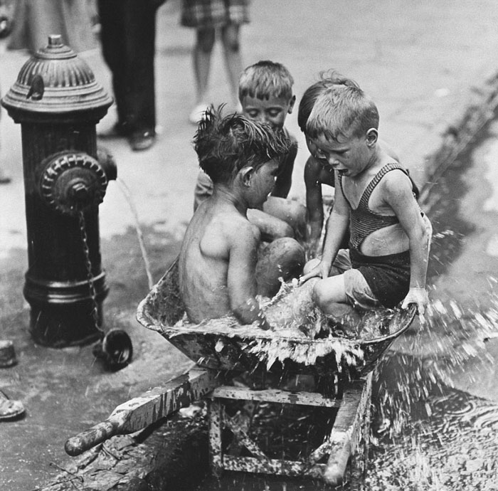 Crianças se refrescam no verão de Nova York em 1937