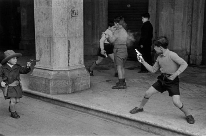 Brincando com armas de brinquedo em Roma, 1951
