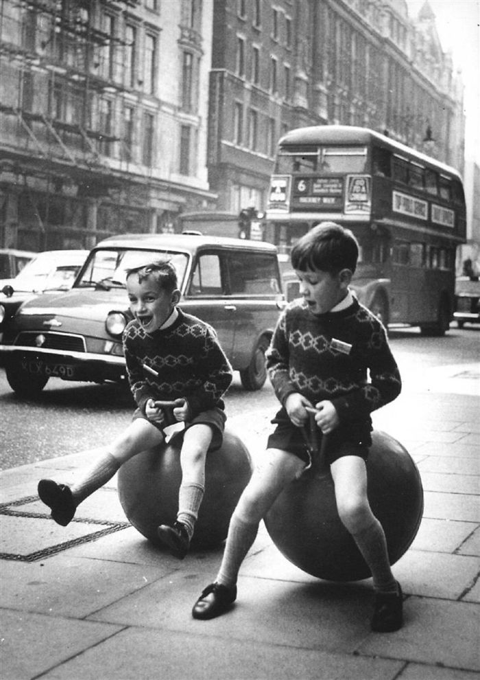 Garotos brincam com bolas pelas ruas de Londres
