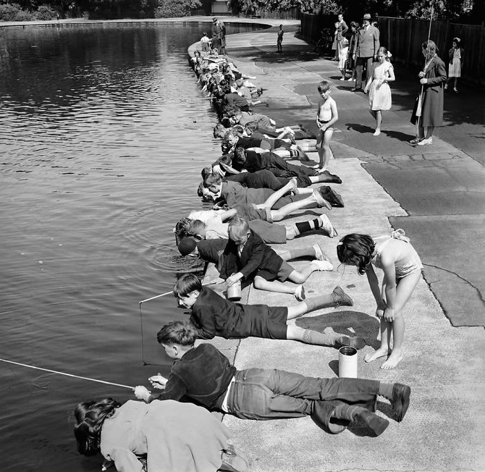 Crianças pescam no Victoria Park, em Londres, 1953