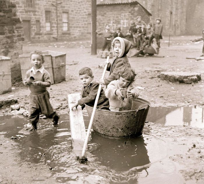 Crianças brincando em Glasgow, anos 60