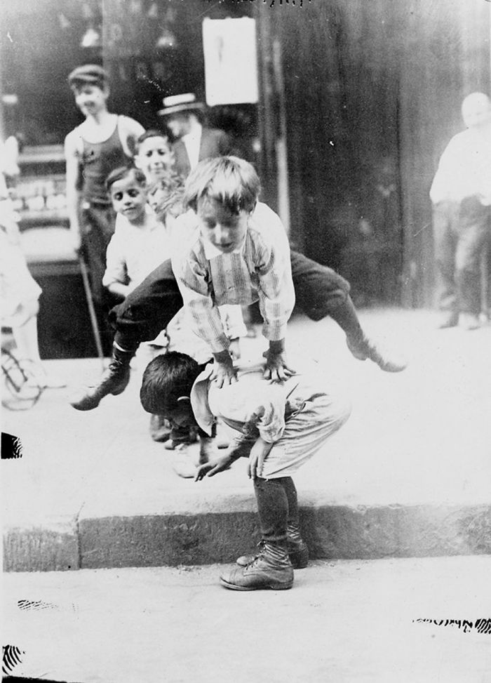 Crianças brincam na rua em Nova York, 1900