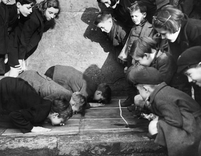 Crianças brincam em grupo na King's Cross Street London, 1938