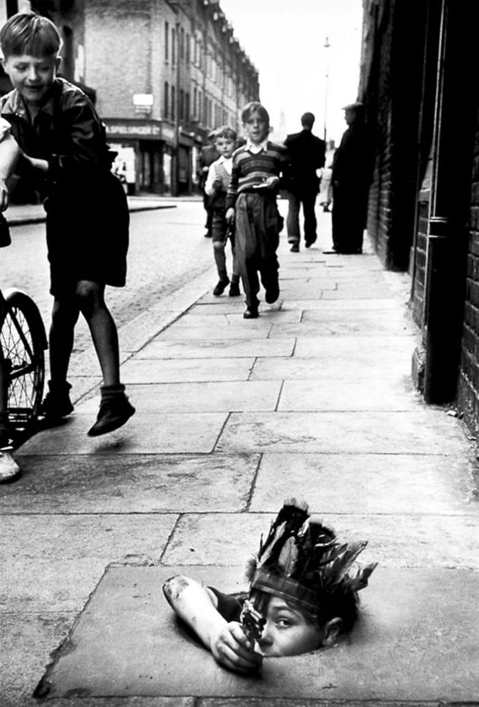 Brincando com uma pistola e um cocar de índio em Londres, 1954