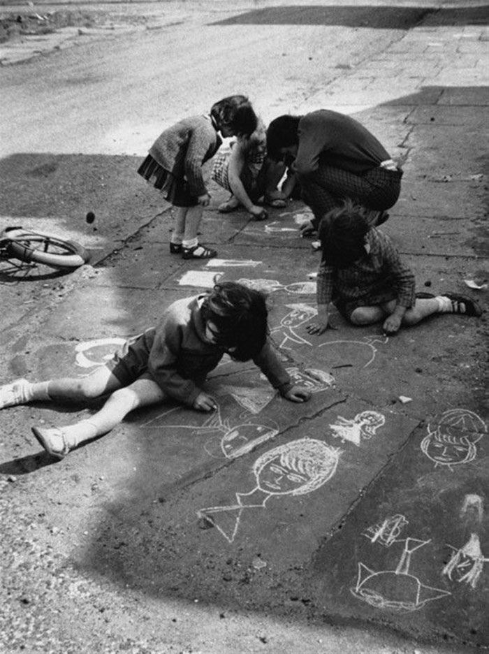 Crianças desenham na rua em Manchester, 1966