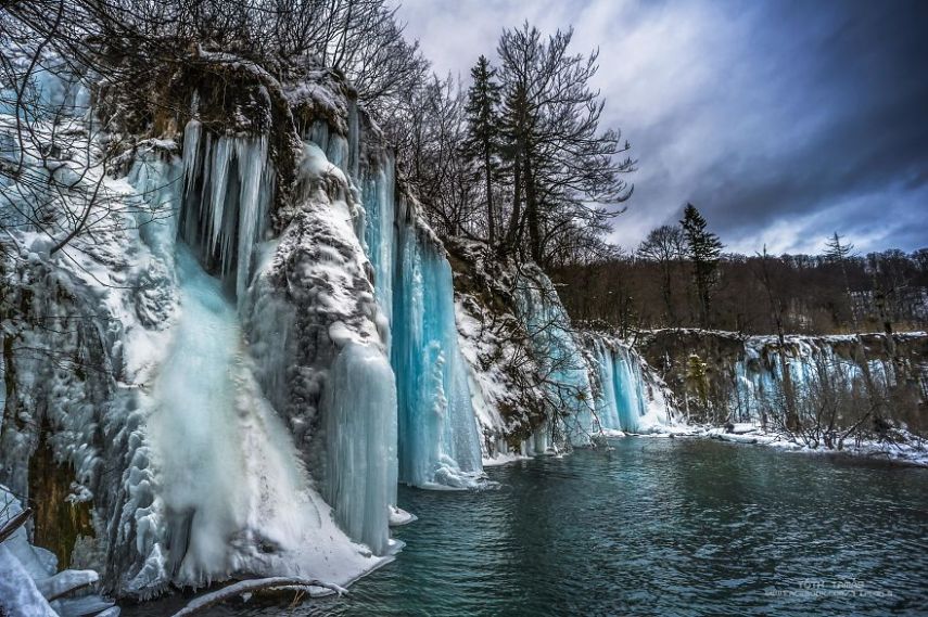 No inverno, nem mesmo as quedas d'água de Plitvice resistem às baixas temperaturas. Espetáculo da natureza!