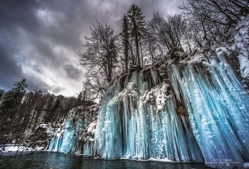 No inverno, nem mesmo as quedas d'água de Plitvice resistem às baixas temperaturas. Espetáculo da natureza!