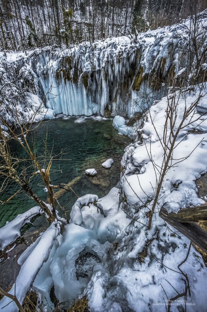 No inverno, nem mesmo as quedas d'água de Plitvice resistem às baixas temperaturas. Espetáculo da natureza!