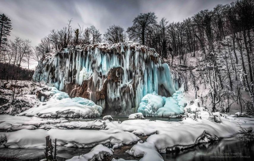 No inverno, nem mesmo as quedas d'água de Plitvice resistem às baixas temperaturas. Espetáculo da natureza!