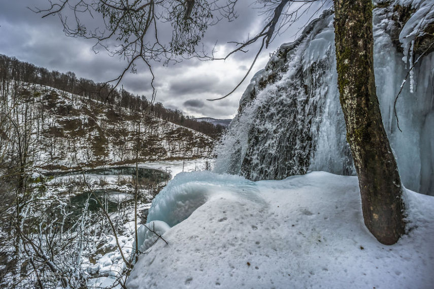 No inverno, nem mesmo as quedas d'água de Plitvice resistem às baixas temperaturas. Espetáculo da natureza!