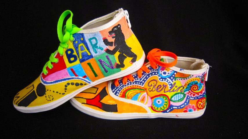 Sophie Mazzaro, uma artista de Berlim, na Alemanha, é dona da empresa Mazzanero, dedicada a criar peças únicas, usando tênis e sapatos como tela