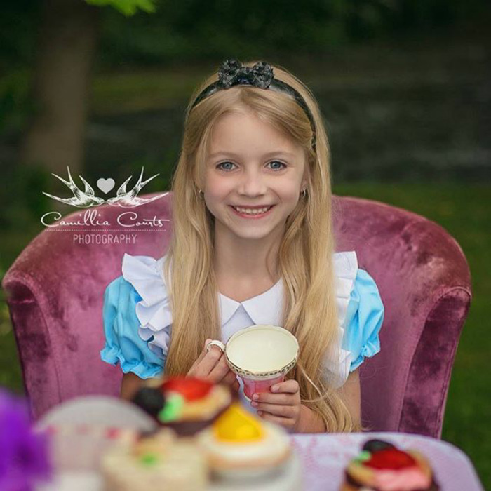 Layla tem sete anos e era conhecida por ser uma criança tímida. Porém, tudo mudou quando ela começou a fazer cosplay de alguns dos mais famosos filmes da Disney. Se vestir como esses personagens ajudou Layla a 