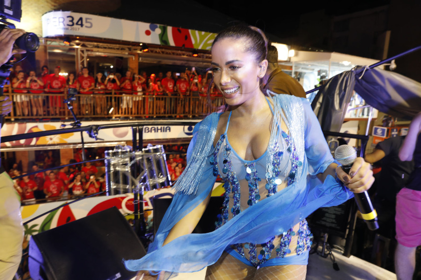 Anitta canta com banda Eva no Carnaval de Salvador