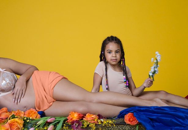 A cantora anunciou que está grávida de gêmeos