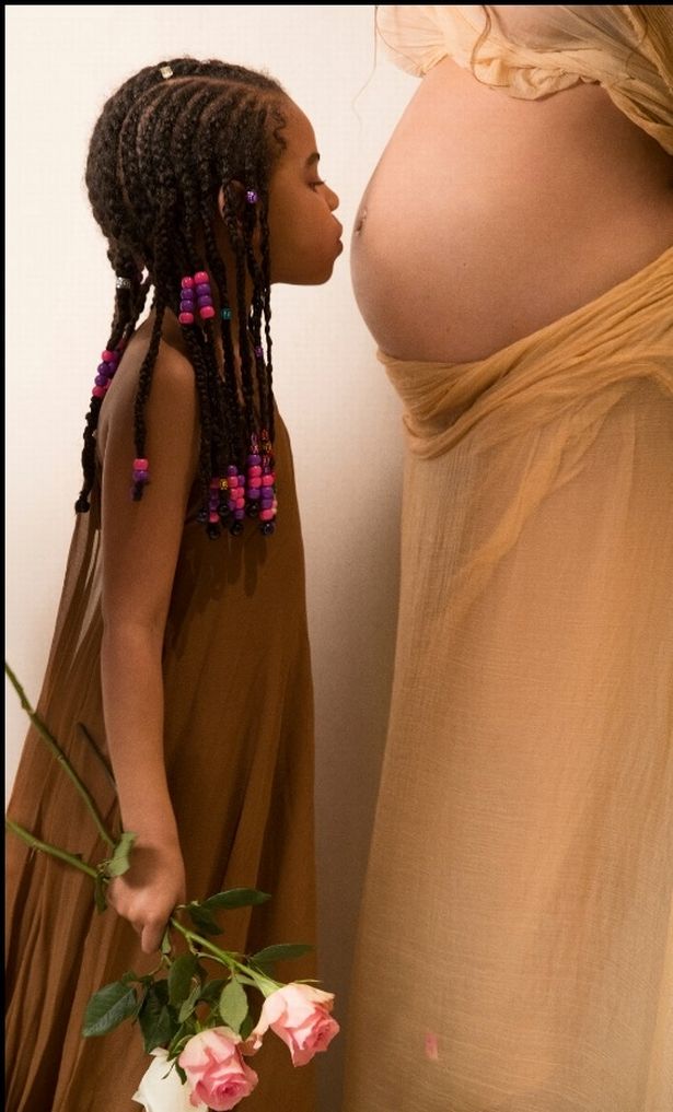 A cantora anunciou que está grávida de gêmeos