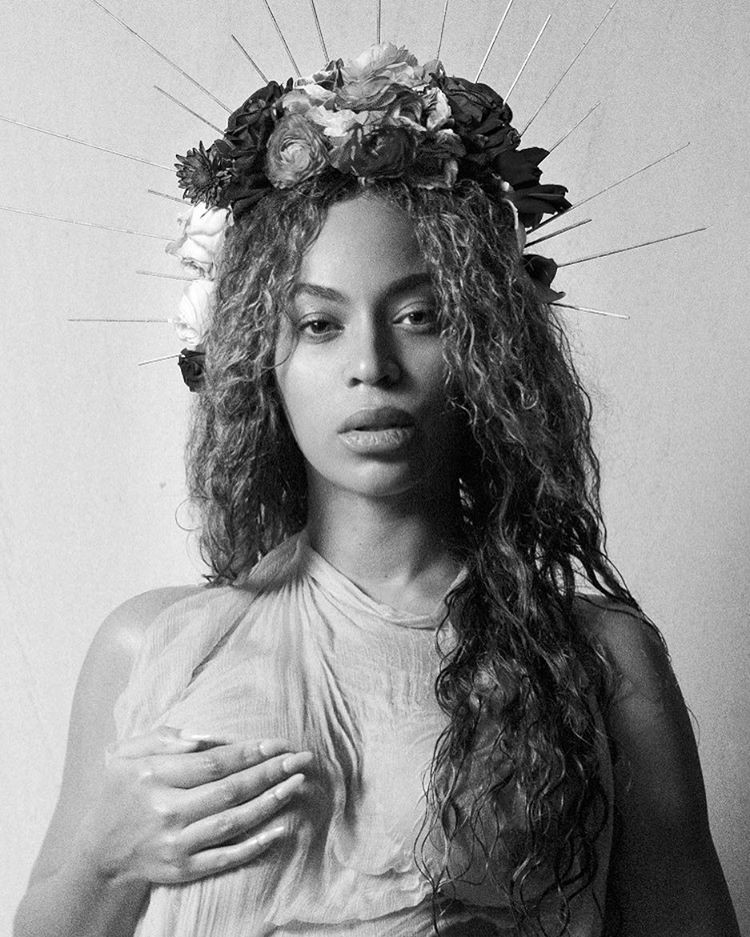 A cantora anunciou que está grávida de gêmeos
