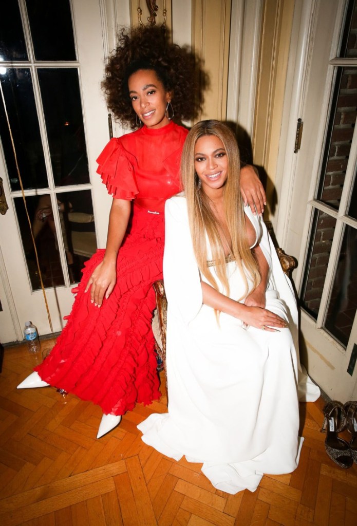 Beyoncé divulgou em seu site oficial fotos da festa pós-Grammy, oferecida por sua irmã Solange