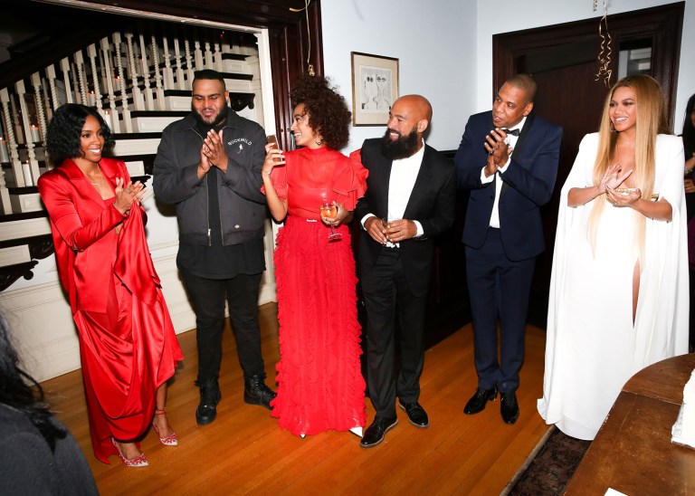 Beyoncé divulgou em seu site oficial fotos da festa pós-Grammy, oferecida por sua irmã Solange