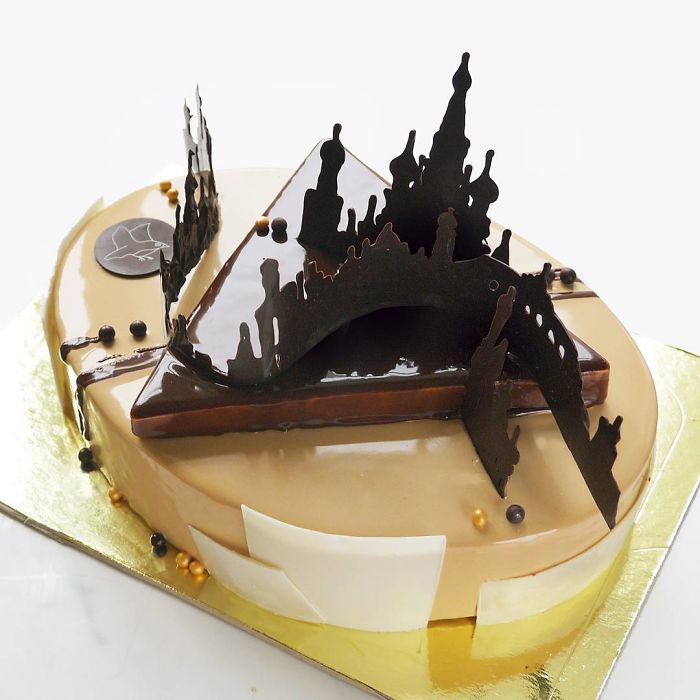 Marie Troïtski é uma arquiteta russa que faz bolos incríveis. Para acompanhar seu trabalho, é só segui-la no Instagram (@marie_oiseau)