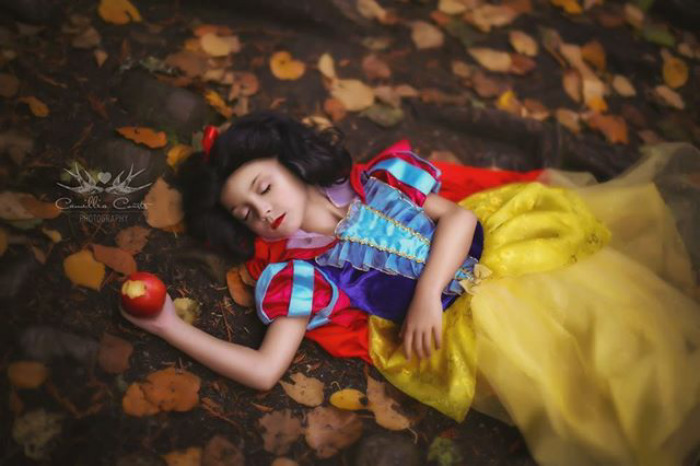 Layla tem sete anos e era conhecida por ser uma criança tímida. Porém, tudo mudou quando ela começou a fazer cosplay de alguns dos mais famosos filmes da Disney. Se vestir como esses personagens ajudou Layla a 