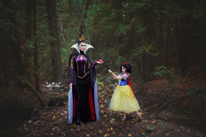 Layla tem sete anos e era conhecida por ser uma criança tímida. Porém, tudo mudou quando ela começou a fazer cosplay de alguns dos mais famosos filmes da Disney. Se vestir como esses personagens ajudou Layla a 