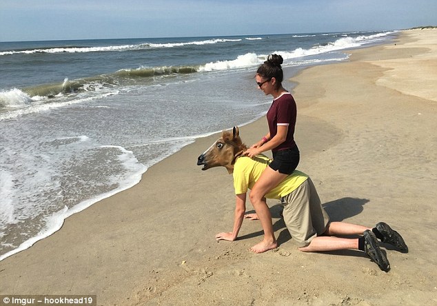 A namorada pediu um passeio a cavalo pela praia. O resultado foi esse