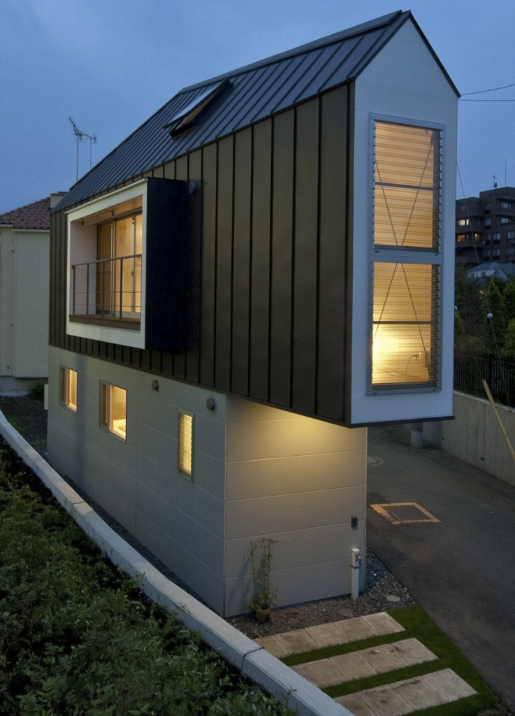 Com design de Mizuishi Architects Atelier, a casa de 594 metros quadrados fica em um terreno triangular entre um rio e uma rua. De fora, parece realmente pequena, mas é espaçosa quando vista por dentro