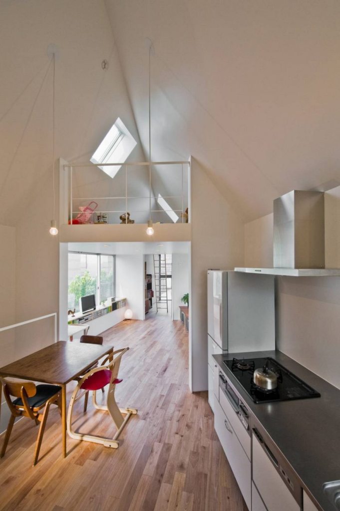 Com design de Mizuishi Architects Atelier, a casa de 594 metros quadrados fica em um terreno triangular entre um rio e uma rua. De fora, parece realmente pequena, mas é espaçosa quando vista por dentro