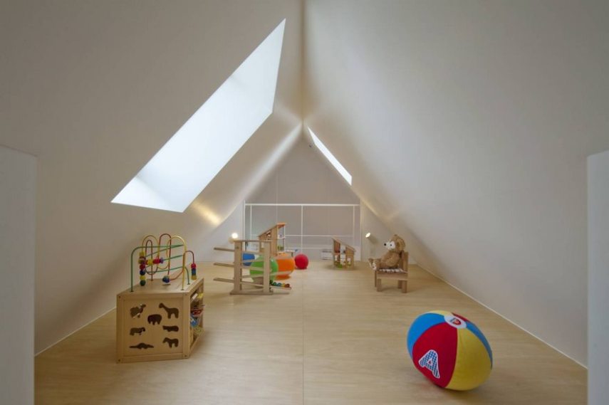 Com design de Mizuishi Architects Atelier, a casa de 594 metros quadrados fica em um terreno triangular entre um rio e uma rua. De fora, parece realmente pequena, mas é espaçosa quando vista por dentro