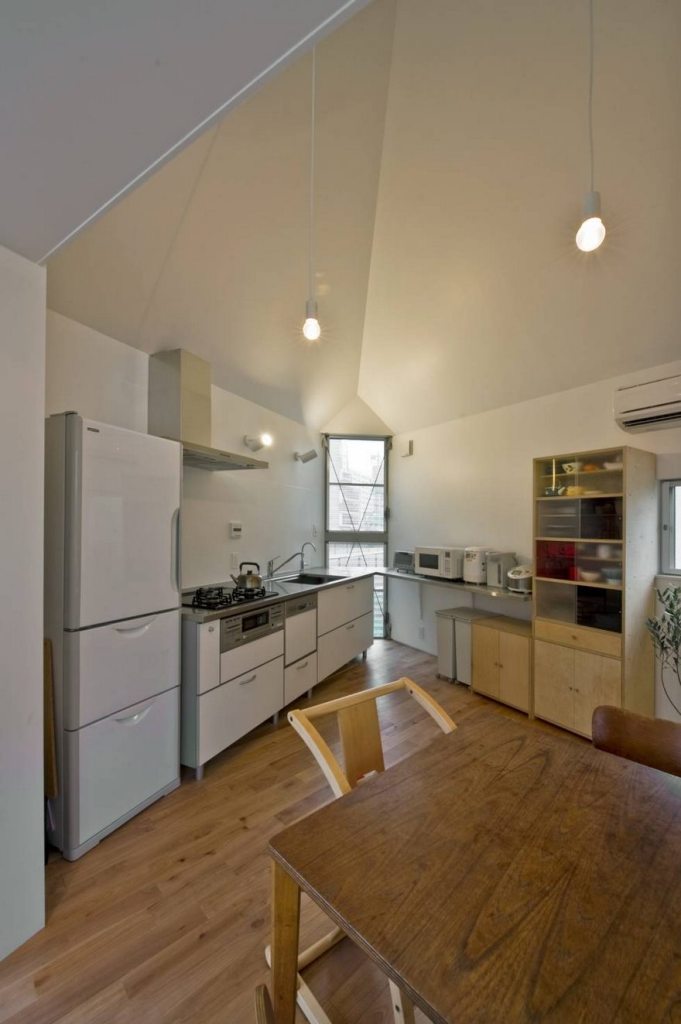 Com design de Mizuishi Architects Atelier, a casa de 594 metros quadrados fica em um terreno triangular entre um rio e uma rua. De fora, parece realmente pequena, mas é espaçosa quando vista por dentro