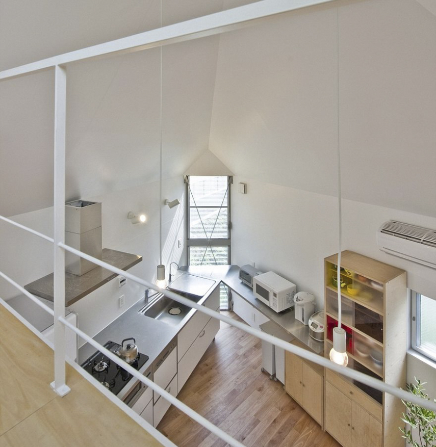 Com design de Mizuishi Architects Atelier, a casa de 594 metros quadrados fica em um terreno triangular entre um rio e uma rua. De fora, parece realmente pequena, mas é espaçosa quando vista por dentro