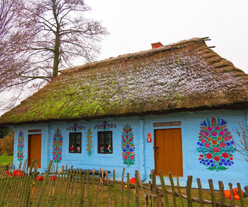 Em uma pequena vila polonesa chamada Zalipie, as casas são cheias de pinturas de flores