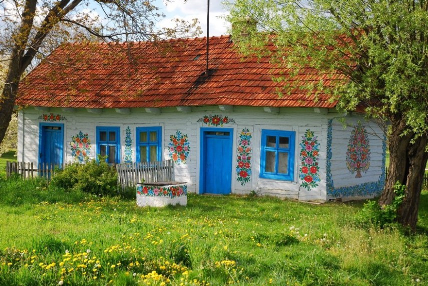Em uma pequena vila polonesa chamada Zalipie, as casas são cheias de pinturas de flores