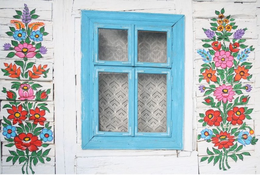 Em uma pequena vila polonesa chamada Zalipie, as casas são cheias de pinturas de flores