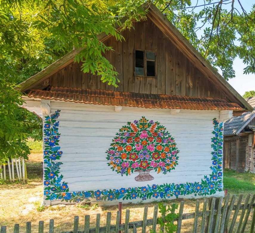 Em uma pequena vila polonesa chamada Zalipie, as casas são cheias de pinturas de flores