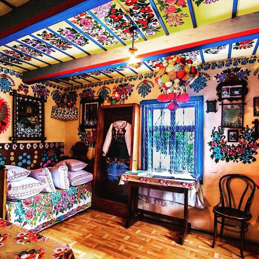 Em uma pequena vila polonesa chamada Zalipie, as casas são cheias de pinturas de flores