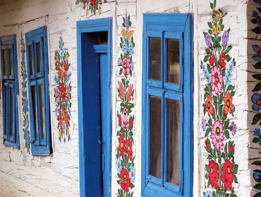 Em uma pequena vila polonesa chamada Zalipie, as casas são cheias de pinturas de flores