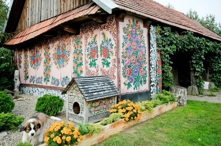 Em uma pequena vila polonesa chamada Zalipie, as casas são cheias de pinturas de flores