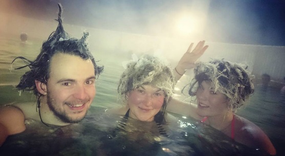 A Takhini Hot Pools, um local cheio de piscinas quentinhas, promove desde de 2011 um concurso de cabelos congelados em Whitehorse, no Canadá