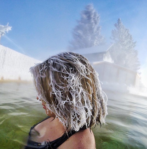 A Takhini Hot Pools, um local cheio de piscinas quentinhas, promove desde de 2011 um concurso de cabelos congelados em Whitehorse, no Canadá