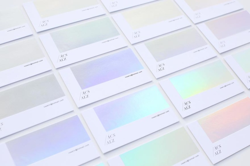 A designer húngara Réka Neszmélyi criou um cartão de visita que muda de cor de acordo com o ângulo e a luz