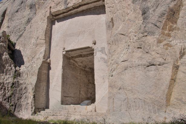 Atrás das cabeças dos presidentes existe algo intrigante e curioso: uma câmara secreta!Até pouco tempo, poucas pessoas realmente sabiam sobre as passagens e quartos escondidos do monumento. O espaço está escondido atrás da testa séria do Presidente Lincoln. Ele foi projetado para servir como um Hall of Records, contando a história completa dos Estados Unidos