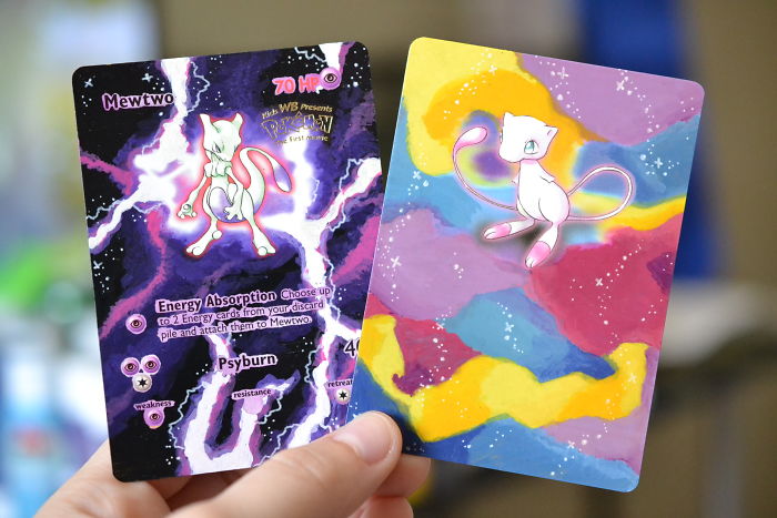 Artista transforma cartas danificadas com novas cores e ilustrações dos nossos Pokémons favoritos. Que saudade de jogar!