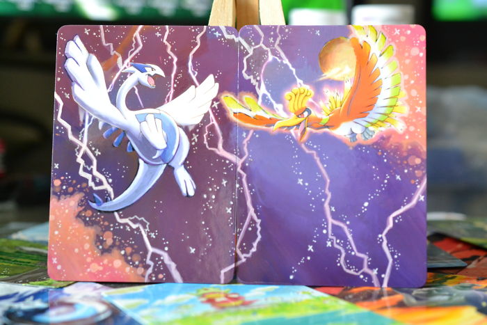 Artista transforma cartas danificadas com novas cores e ilustrações dos nossos Pokémons favoritos. Que saudade de jogar!